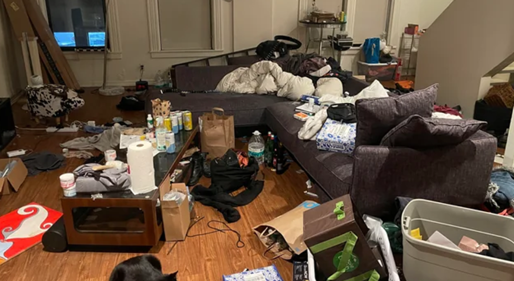 Appartamento molto disordinato prima dello sgombero - Sgombero completo di case, appartamenti e locali