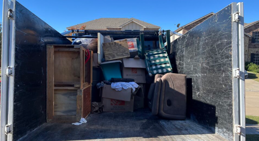 Rimorchio pieno di mobili e rifiuti dopo sgombero appartamento - Servizio sgombero cantine, soffitte e case in Italia