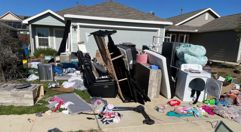 Sgombero villa con cumulo di mobili, elettrodomestici e rifiuti davanti casa - Servizio sgombero rapido e professionale