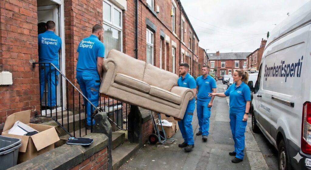 Sgomberi Esperti al lavoro: squadra professionale che porta fuori un divano durante uno sgombero di casa. Servizio di svuotacantine, sgombero garage e liberazione spazi con operai in divisa aziendale – Sgomberi Esperti Italia